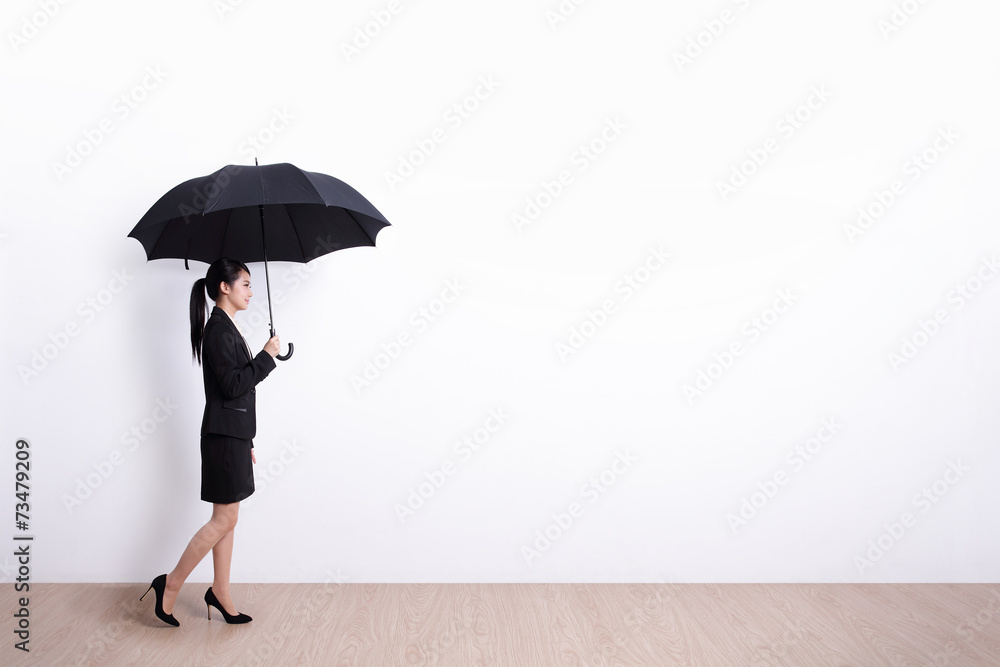 带伞的商务女性