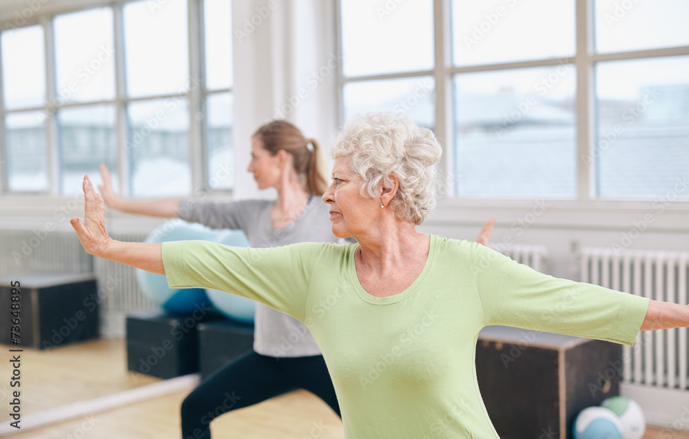 两个女人在健身房做瑜伽锻炼