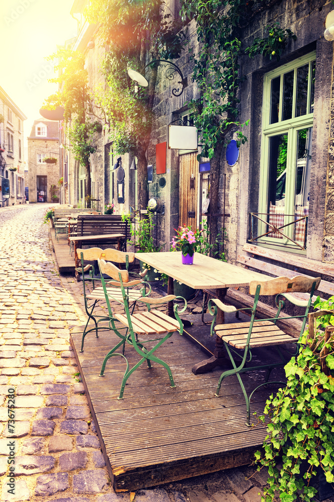 欧洲小城市的咖啡厅露台