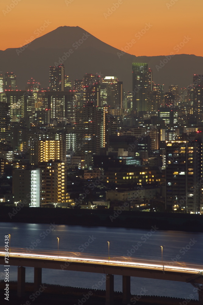 日落时分的富士山与东京城市景观