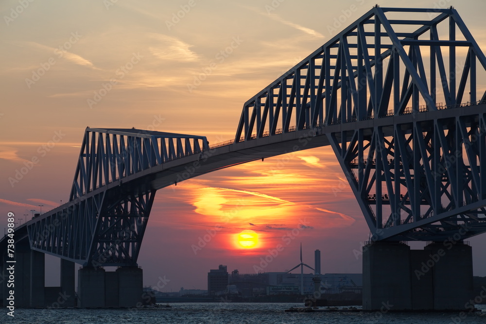 日落时分的东京湾和东京门大桥