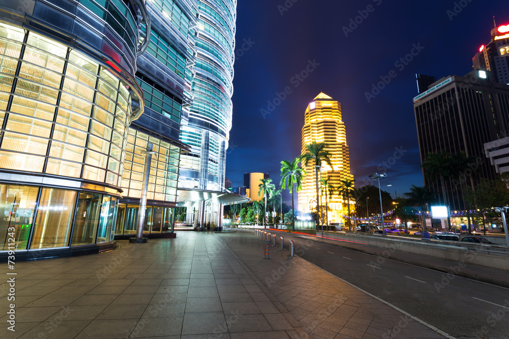 马来西亚吉隆坡的夜城市景观和建筑