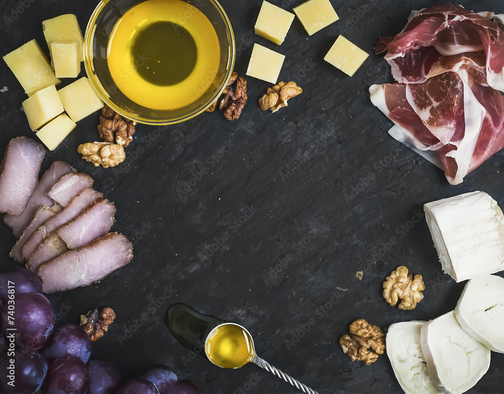 葡萄酒开胃菜套装：奶酪和肉配葡萄、蜂蜜