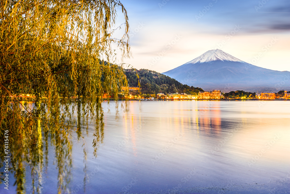 日本富士山在河口湖上