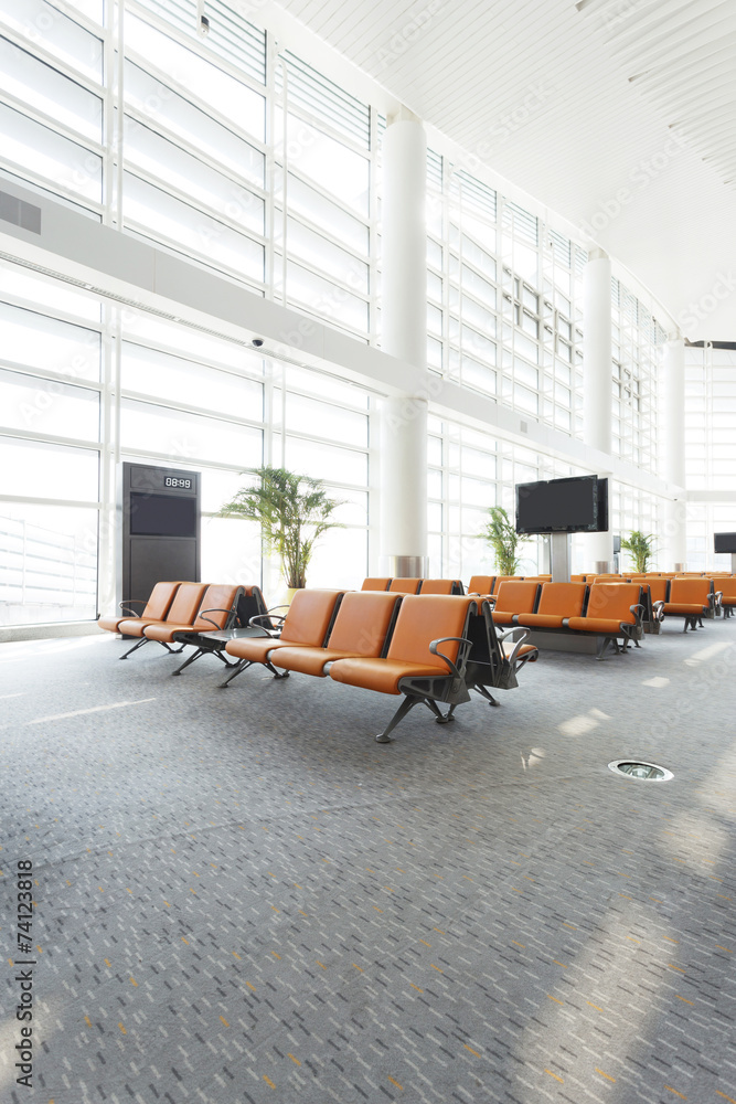 现代机场候机厅内部