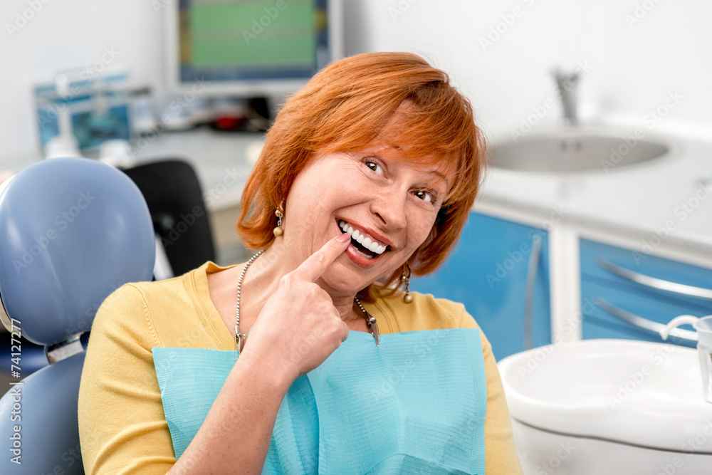 牙科诊所的资深女性。