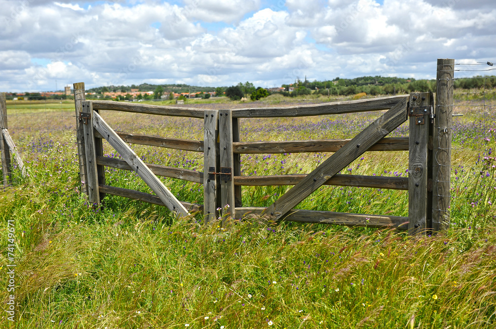 Portón de madera en el campo, propiedad privada