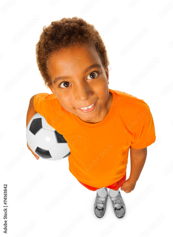 黑人男孩，足球俯视图