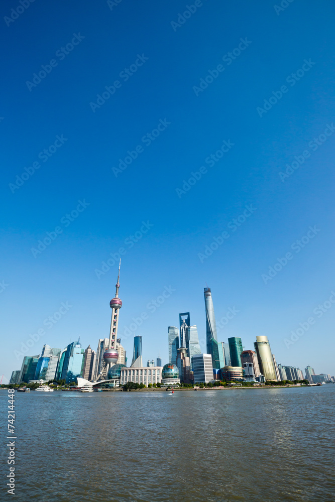蓝天下的上海美丽城市景观