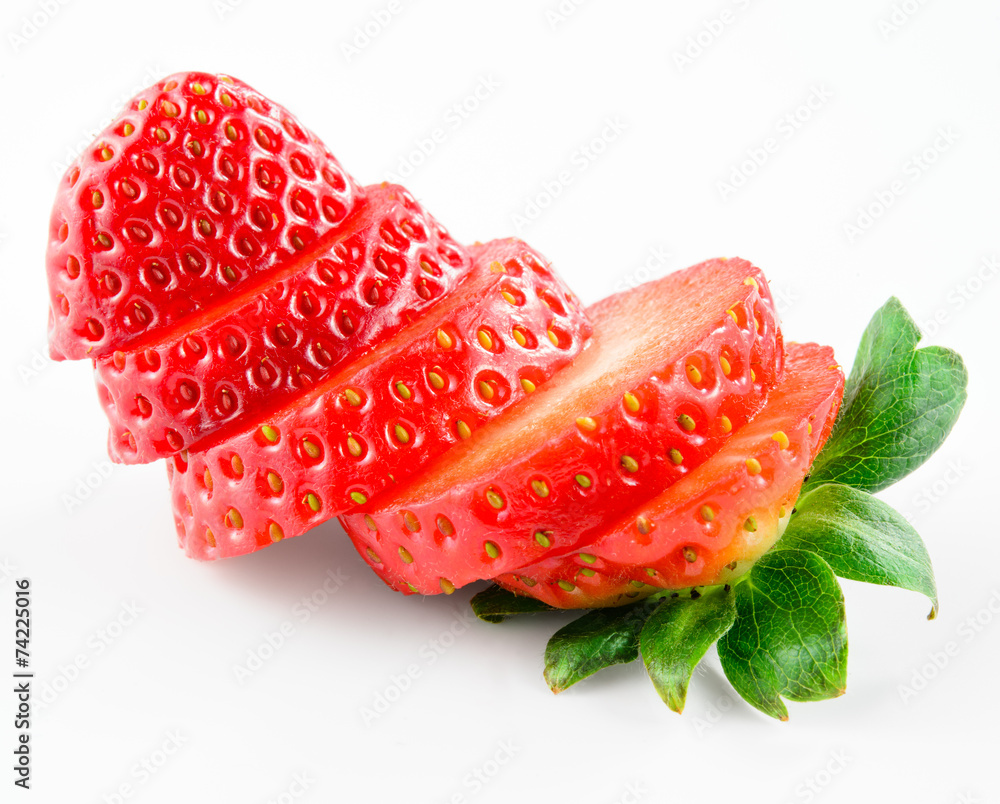 草莓。白色浆果切片