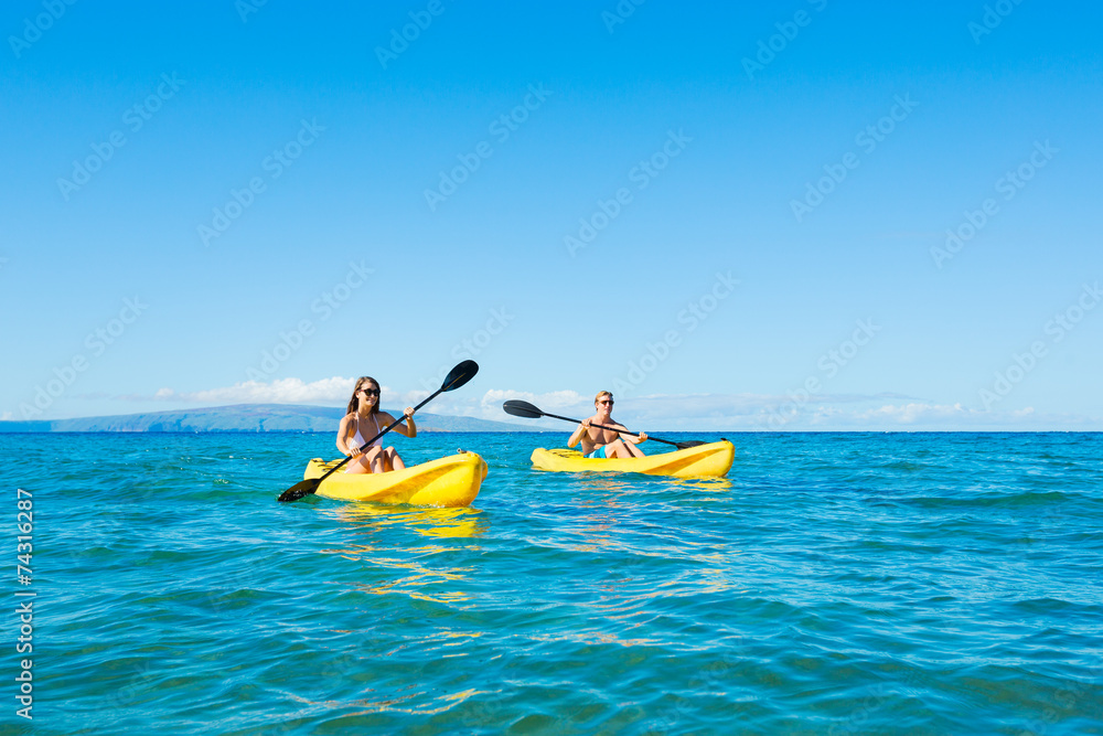 男人和女人在海里划皮划艇