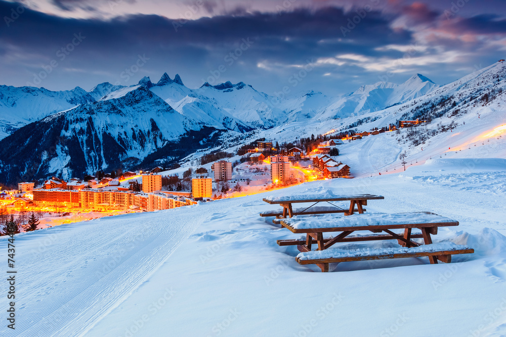 欧洲法国阿尔卑斯山美丽的日落和滑雪胜地