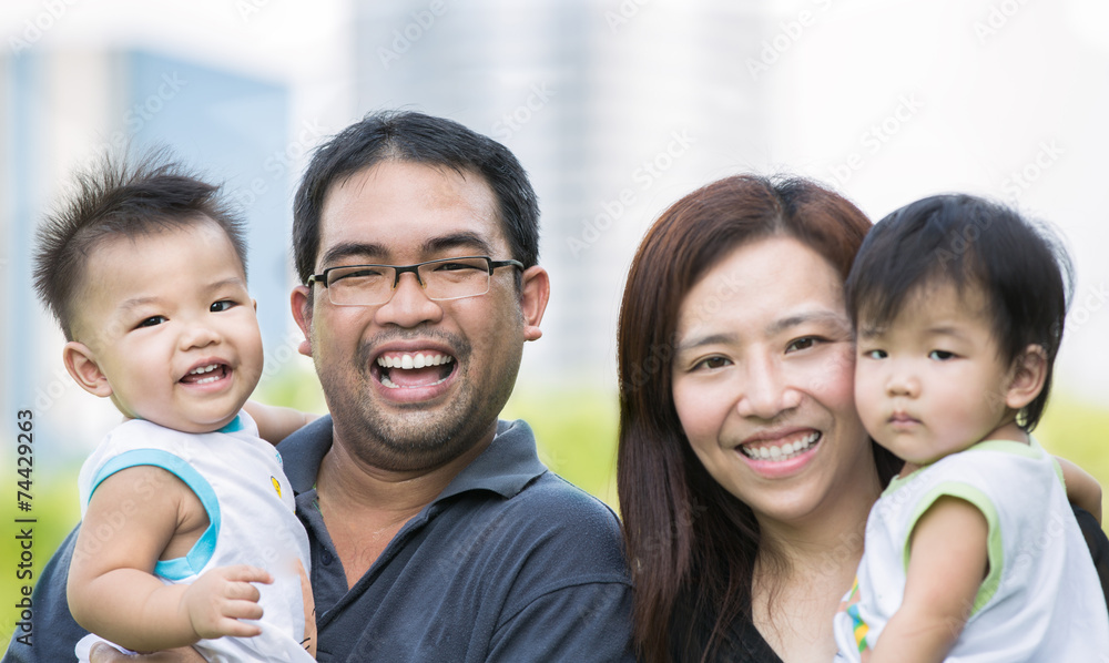 快乐的亚洲母亲、父亲和双胞胎孩子