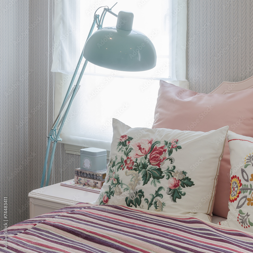 家里卧室床上的粉红色枕头
