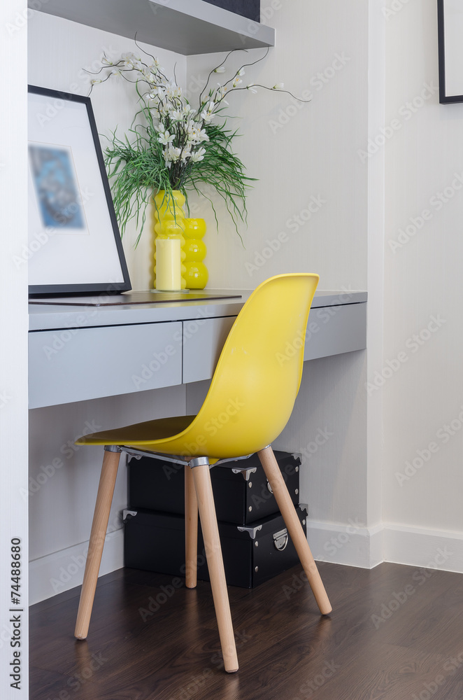 现代黄色椅子配灰色桌子