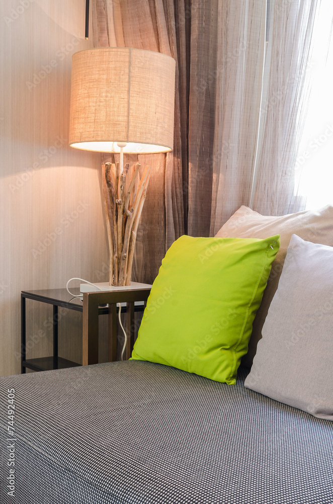 客厅灰色沙发配绿色枕头