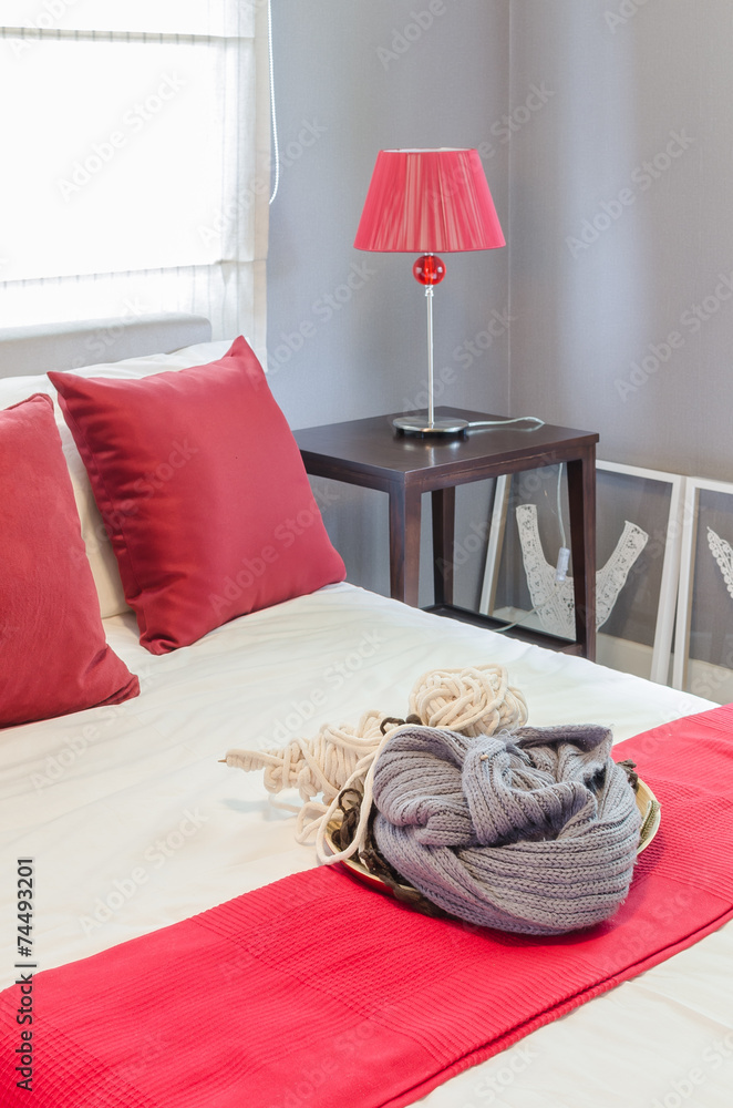 卧室床上的红色枕头