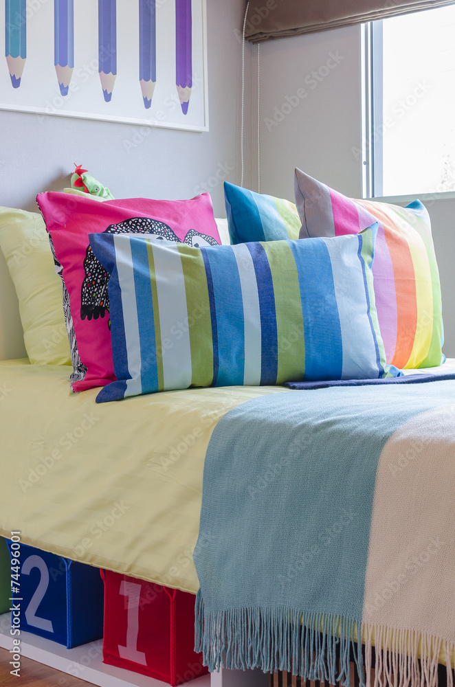 家里孩子卧室里的彩色枕头