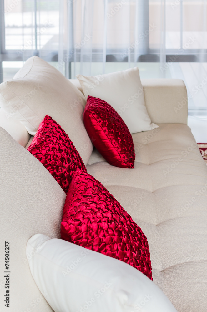 家里现代白色沙发上的红白枕头