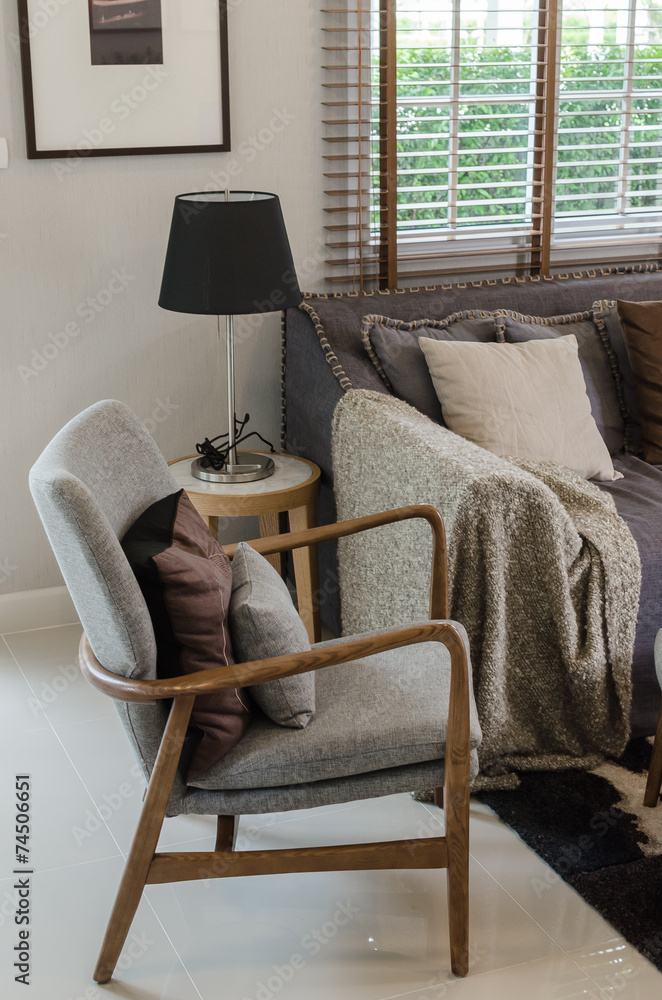 现代客厅带枕头的现代木椅