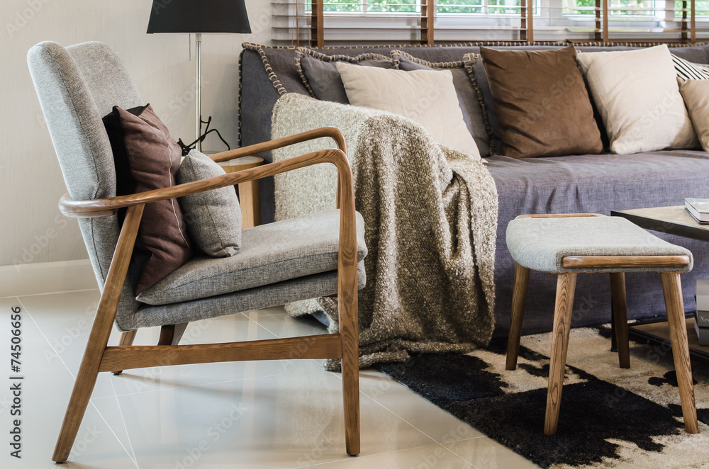 客厅带枕头的现代木椅