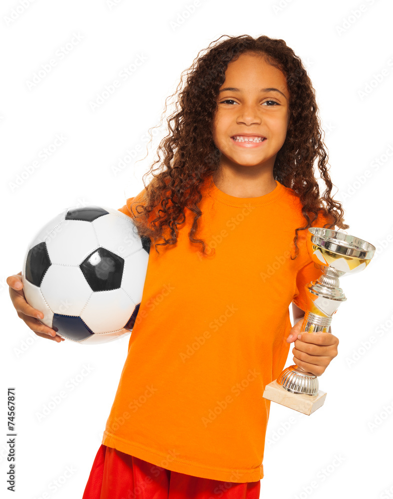 拿着足球和奖品的黑人小女孩