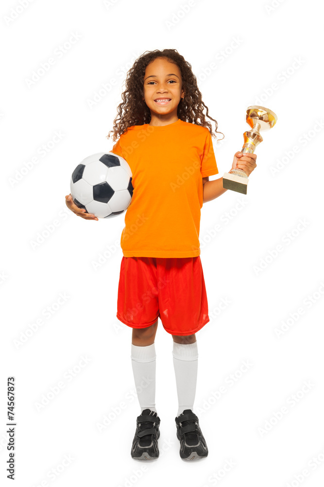 拿着足球和奖品的非洲小女孩