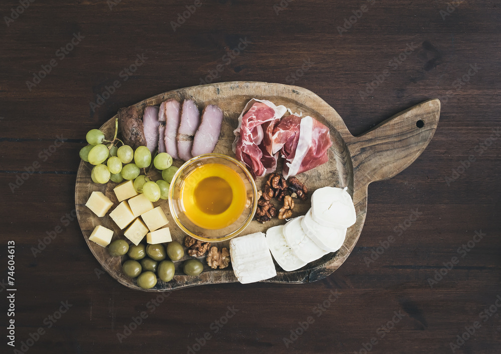 葡萄酒开胃菜套装：肉类和奶酪选择，蜂蜜，葡萄，w