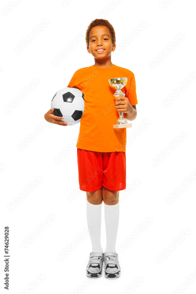 非洲小男孩拿着足球和奖品