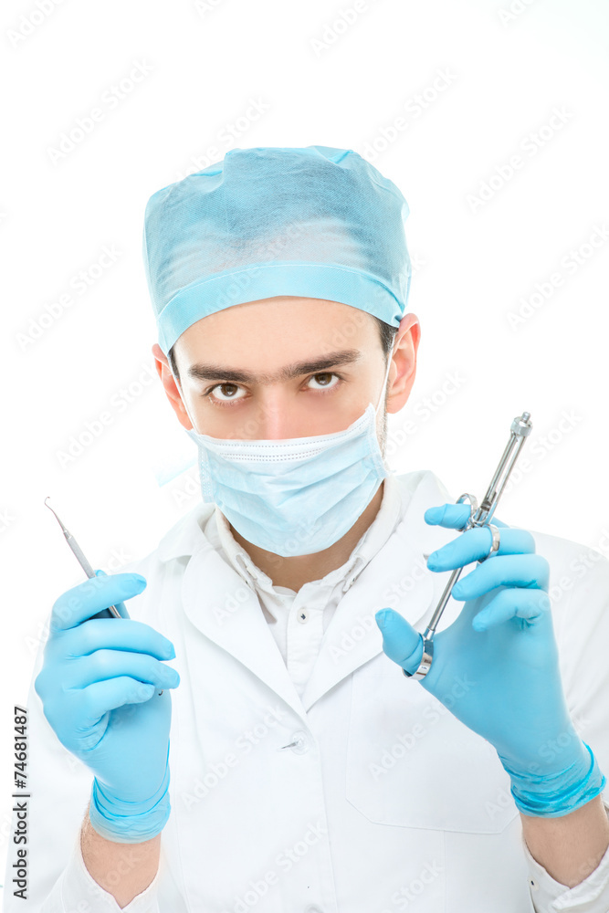 牙医在白色背景下隔离操作
