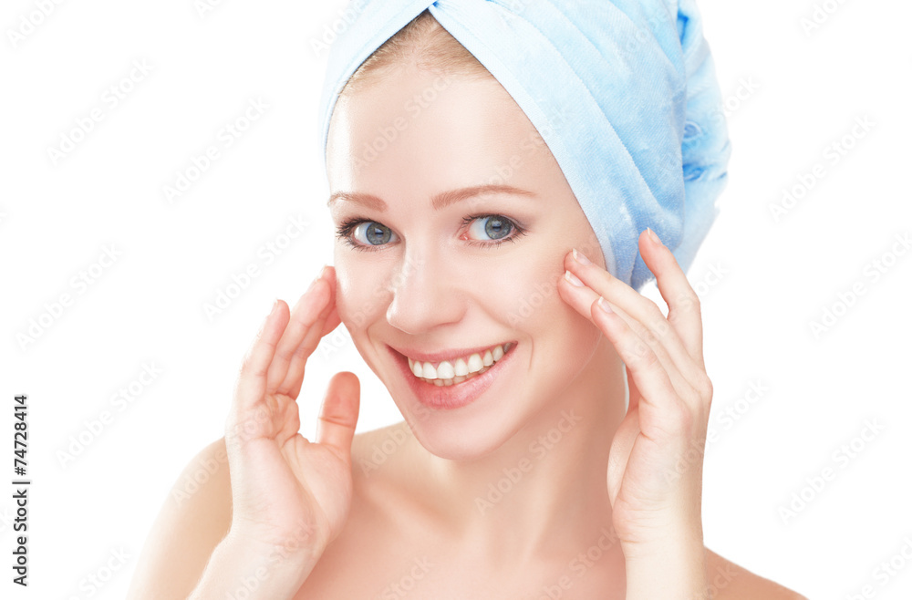 皮肤护理。年轻美丽健康的女孩在浴室里用毛巾