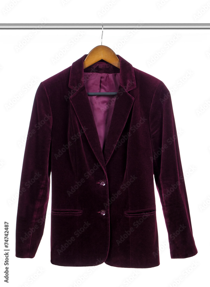 白色衣架上的紫色天鹅绒商务套装