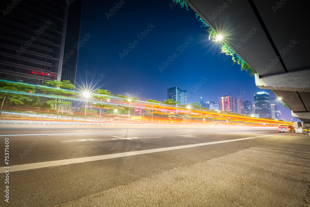夜间城市高速公路