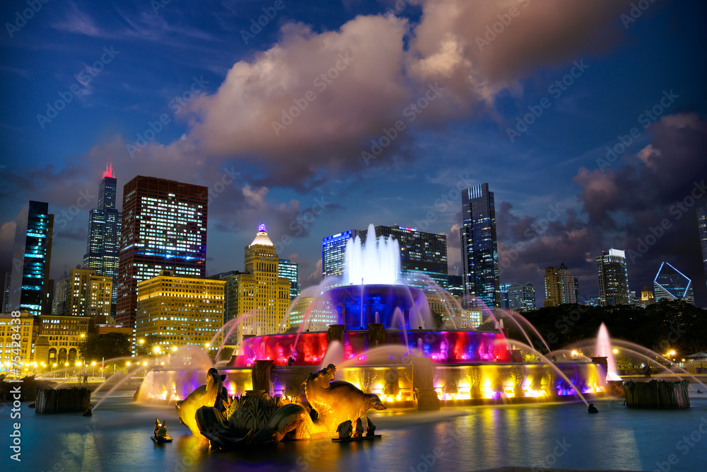 黄昏时分的芝加哥天际线，白金汉喷泉，美国