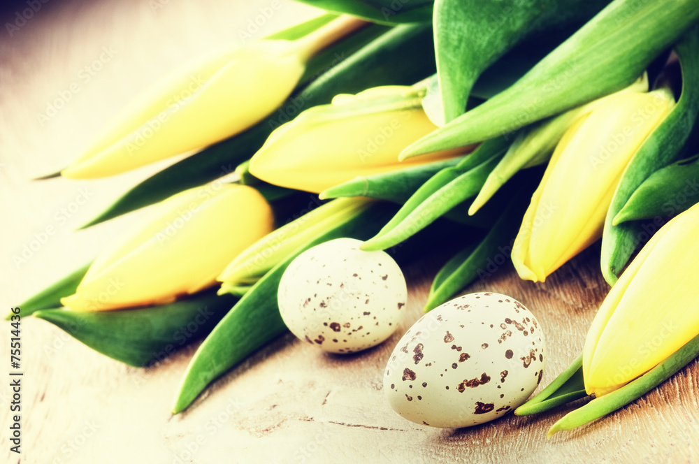 复活节背景，黄色郁金香和彩蛋