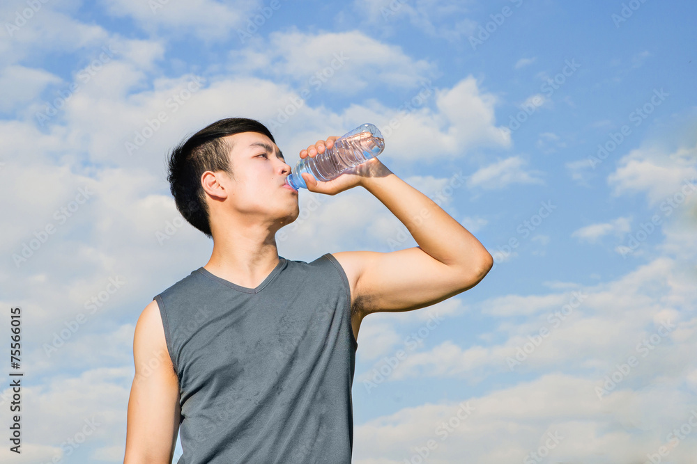 运动员运动后口渴喝水