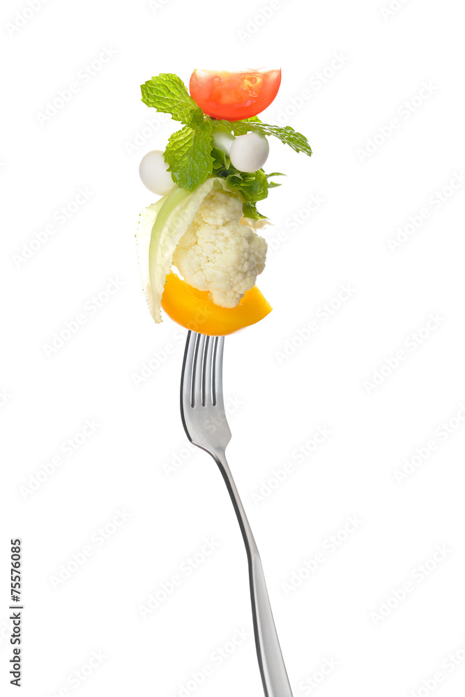 叉子上的混合沙拉在白色上隔离