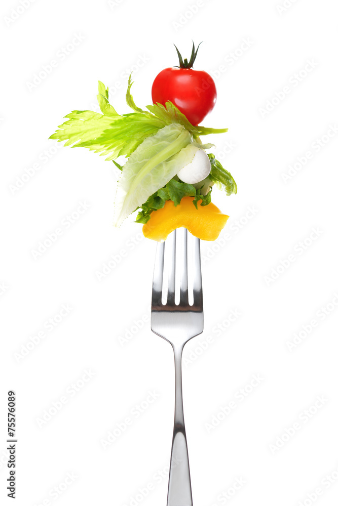 叉子上的混合沙拉在白色上隔离