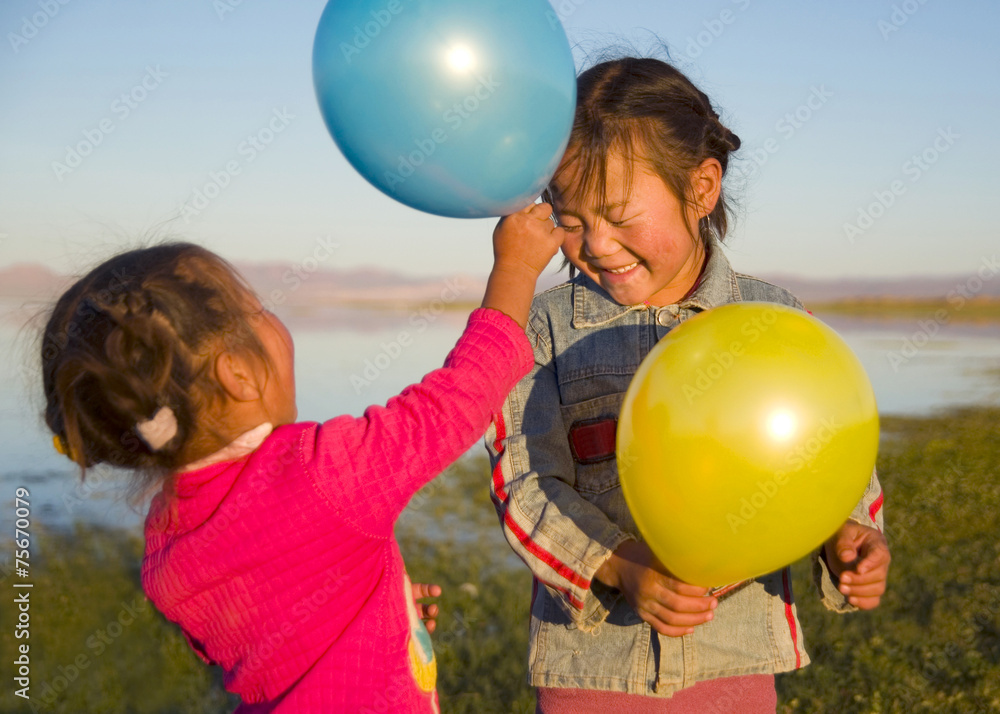 两个小女孩玩气球