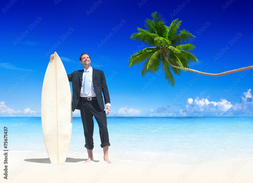 商人冲浪板度假夏季海滩放松概念