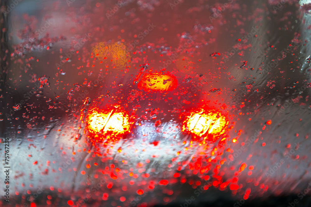 透过雪地和潮湿的挡风玻璃看到的Blurry汽车轮廓