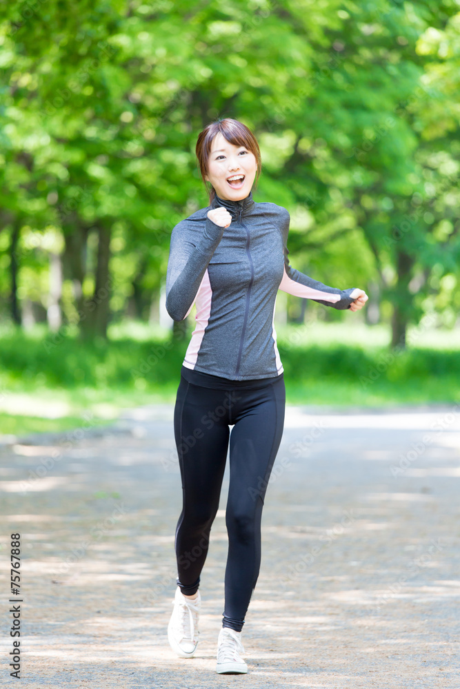在公园里奔跑的年轻亚洲女性