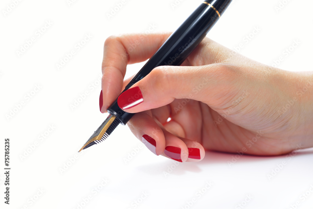 女性手拿钢笔，白色背景隔离