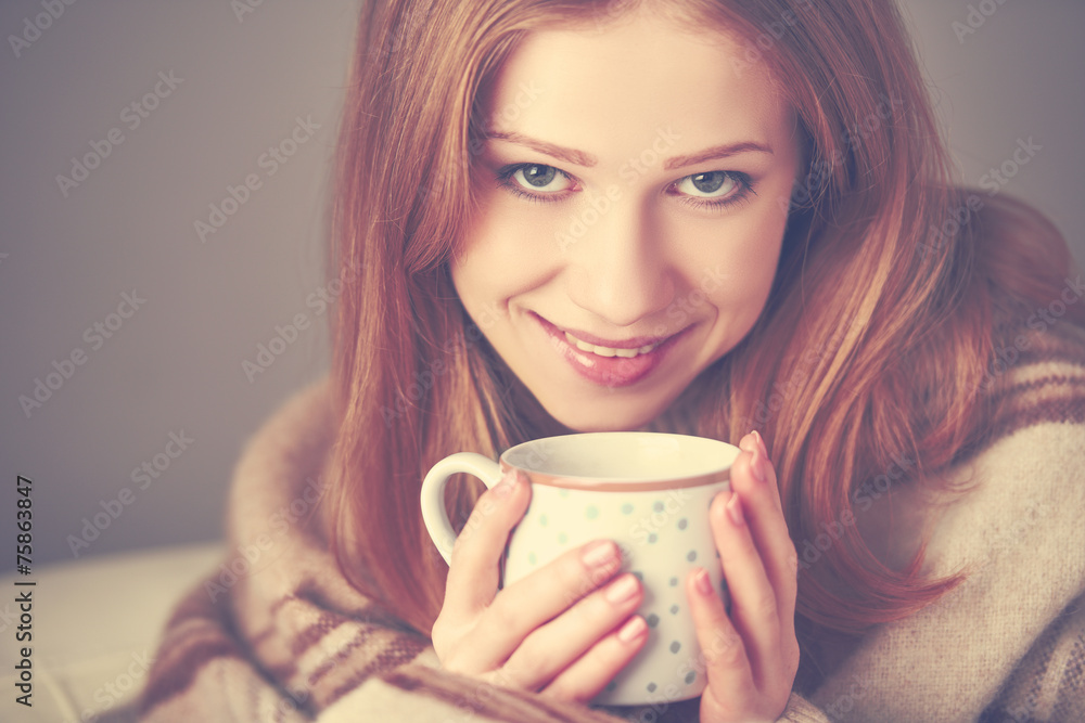 快乐的女人和家里冬天早晨的一杯咖啡