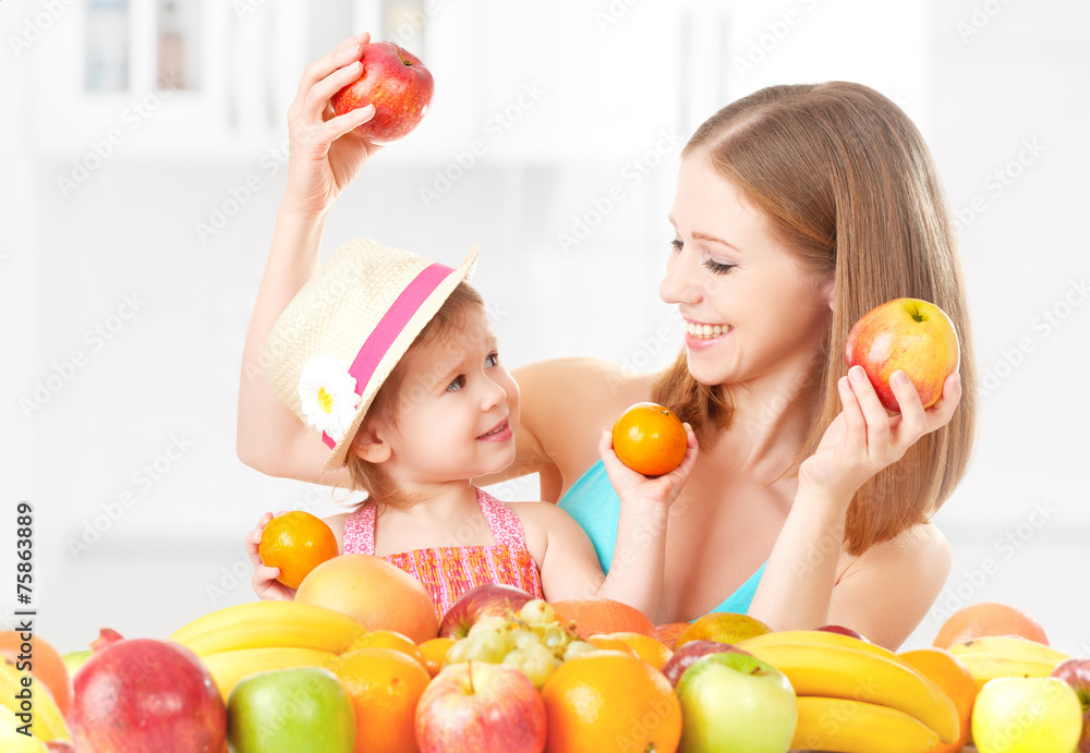 幸福的家庭母亲和孩子，吃健康的食物，水果