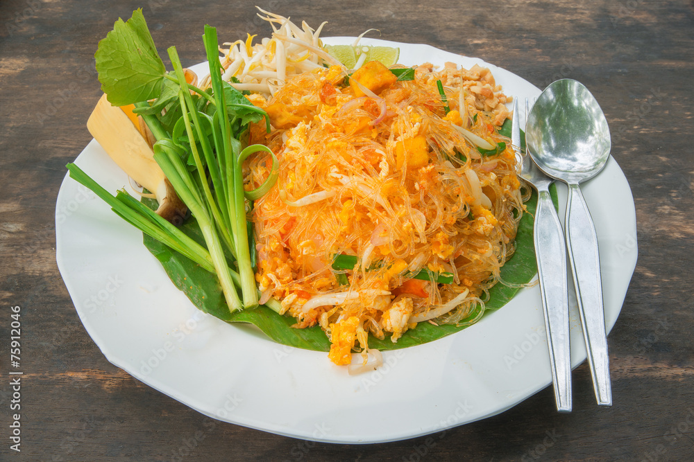白盘子里的泰国面条-泰国菜