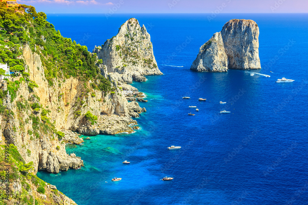 卡普里岛、海滩和法拉格里奥尼悬崖，意大利，欧洲