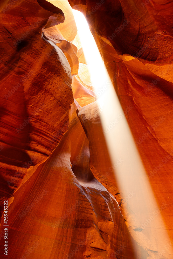 美国亚利桑那州上羚羊峡谷的太阳光束