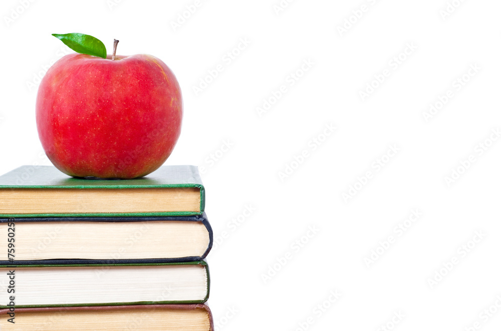 白色背景下的苹果和书籍