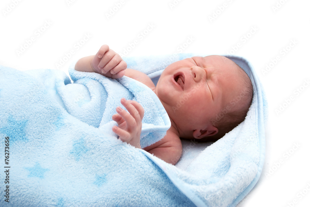 一周大的婴儿在白底毯子里哭泣